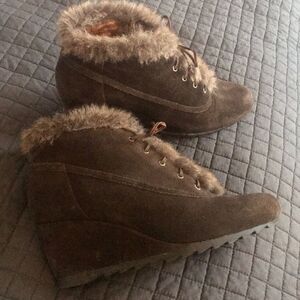 EUC Earthies faux fur lined wedges